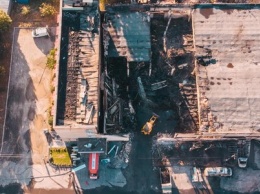 Каркасы автомобилей и упавшая крыша: как в Киеве выглядит склад матрасов после сильного пожара
