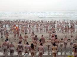 Сотни голых женщин и мужчин искупались в ледяном море