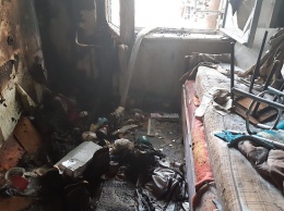 Спасатели в Кривом Роге вынесли из горящей квартиры мужчину