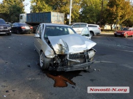 В Николаеве столкнулись грузовик и «Шкода»: двое пострадавших
