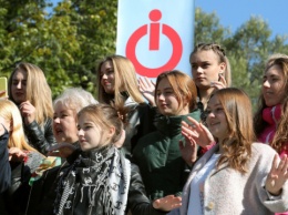 "Услышать нельзя увидеть": в Харькове провели флэшмоб к Международному дню глухих