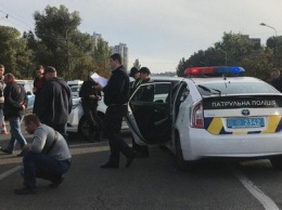 Экипажи полиции и мужчины в наручниках: что происходило на Набережной Победы в Днепре