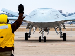 Военный дрон-заправщик США "Скат" совершил первый полет (ВИДЕО)