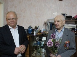 Новосибирского пенсионера поздравили с вековым юбилеем