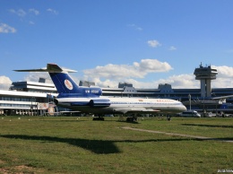 Музей в аэропорту: в Минске рядом с терминалом разместили экспозицию советских самолетов