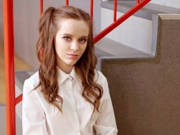 "Хочу": Юная звезда сериала "Школа" засветила стройные ножки и прозрачную блузу