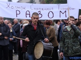 Жители Ужгорода с плакатами пикетируют облсовет