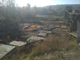В Станице Луганской уже готовы металлические опоры временного моста: начата укладка пешеходной части