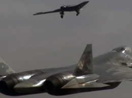 Видео: тяжелый БПЛА "Охотник" и Су-57 совершили первый совместный полет