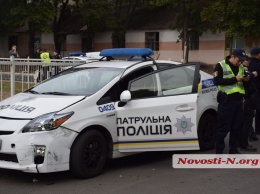 В Николаеве полицейский автомобиль врезался в «Фольксваген»