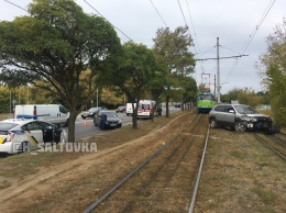 Вылетел на обочину и «под трамвай»: авария в Харькове (фото)