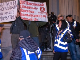 Ночь на Банковой в Киеве: от Зеленского требовали расследовать убийства и сравнили его с Порошенко