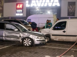 В Киеве на парковке ТРЦ Lavina Volkswagen во время дрифта сбил двоих людей и протаранил три автомобиля