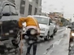 В Одессе попрошайка-калека оказалась не такой уж и больной: видеофакт