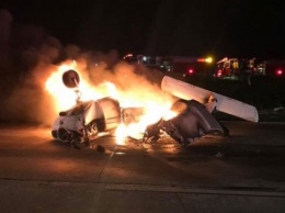 В Калифорнии самолет упал на шоссе