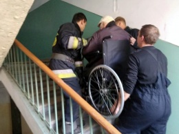 Мужчина с инвалидностью не мог попасть домой из-за неработающего лифта