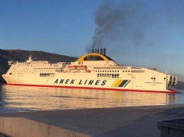 В Греции загорелся большой паром, с которого пришлось эвакуировать около полутысячи пассажиров и экипаж
