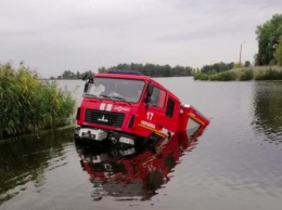 На Обуховщине спасатели чуть не утопили в Днепре пожарную машину (видео)