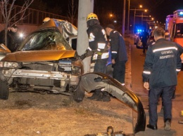 ДТП в Днепре: на Набережной Заводской Opel врезался в столб