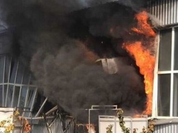 Выпрыгивали из окон: появились страшные детали пожара на заводе в Сумах