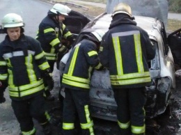 В Запорожье дотла сгорел "Volkswagen Touareg" (ФОТО, ВИДЕО)