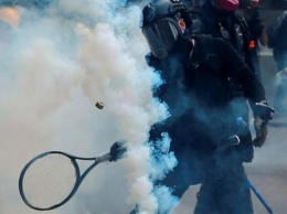 Полиция в Гонконге открыла стрельбу по демонстрантам