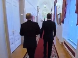 И коротко о погоде - в Сети показали редкий разговор Путина и Медведева
