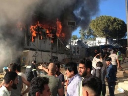 Пожар вызвал беспорядки в перенаселенном лагере беженцев в Греции