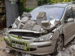 В Днепре с крыши новостроя на Peugeot упали кирпичи