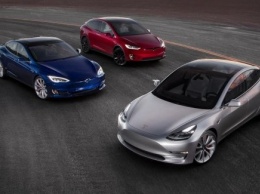 Новая прошивка Tesla позволила владельцам петь караоке за рулем