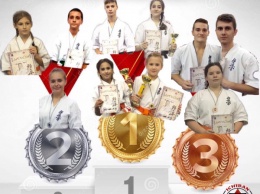 Больше 40 медалей: каратисты Кривого Рога успешно открыли турнирный сезон соревнованиях в Днепре