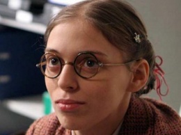 Звезда сериала "Не родись красивой" побрилась налысо в поддержку Заворотнюк - СМИ