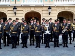 Для уха Зеленского: в президентский полк накупят музыкальных инструментов на 6 миллионов гривен