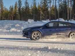Lamborghini Urus гоняет по льду и снегу (видео)