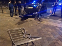 В Мариуполе пьяная женщина за рулем сбила сразу 5 секций забора