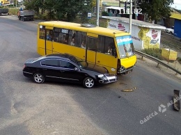 На Люстдорфской дороге водитель пытался повернуть на 180°, но встретил маршрутку (видео)