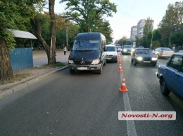 В Николаеве автомобиль столкнулся с микроавтобусом