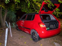 В Днепре Skoda вылетела на кладбище и снесла ограду одной из могил