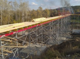 В Станице Луганской завершают возведение временного моста
