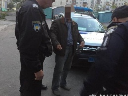 В Лисичанске мужчина с пистолетом угрожал продавщицам магазина