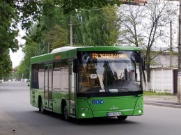 В Николаеве водитель автобуса едва не убил женщину, протянув ее несколько метров по дороге (видео)