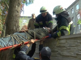 Мужчина упал в центре Харькова: для освобождения пришлось вызывать спасателей (фото)