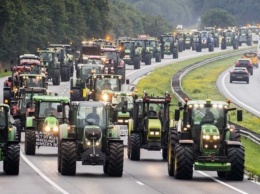 В Голландии протестующие фермеры устроили пробку длиной более километра