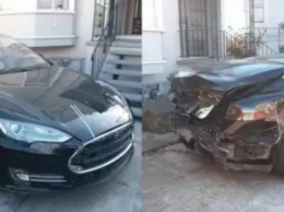 Автомобили Tesla массово разбиваются из-за новой функции