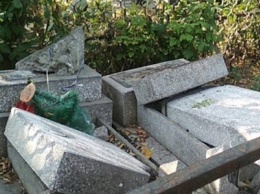 Вандалы устроили погром на кладбище в Одессе