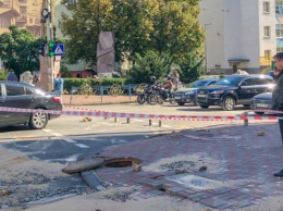 В центре Киева из-за прорыва трубы с горячей водой провалился асфальт: что там сейчас