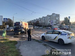 В Харькове грузовик снес "Жигули", два человека в больнице