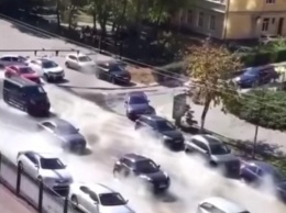 Горячая вода затопила улицу в Киеве, коммунальщики устранят аварию в течение суток (фото)