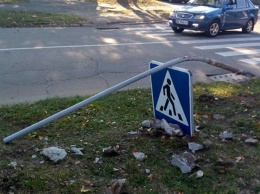 На одном из микрорайонов Кривого Рога вандалы систематически портят дорожные знаки