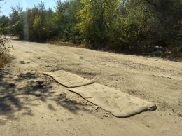 В Николаеве ямы на дороге застелили матрасами. ФОТО